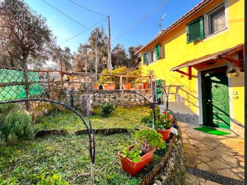 Ref. 5223 – Santa Margherita Ligure – Via Costamezzana – Detached villa of 85 square meters with garden and parking spaces – Convenient to the center