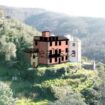 Rif. 5001 – Cogorno – a pochi minuti da Lavagna – Vista mare – Rustico con progetto approvato di ristrutturazione in tre appartamenti per un totale di