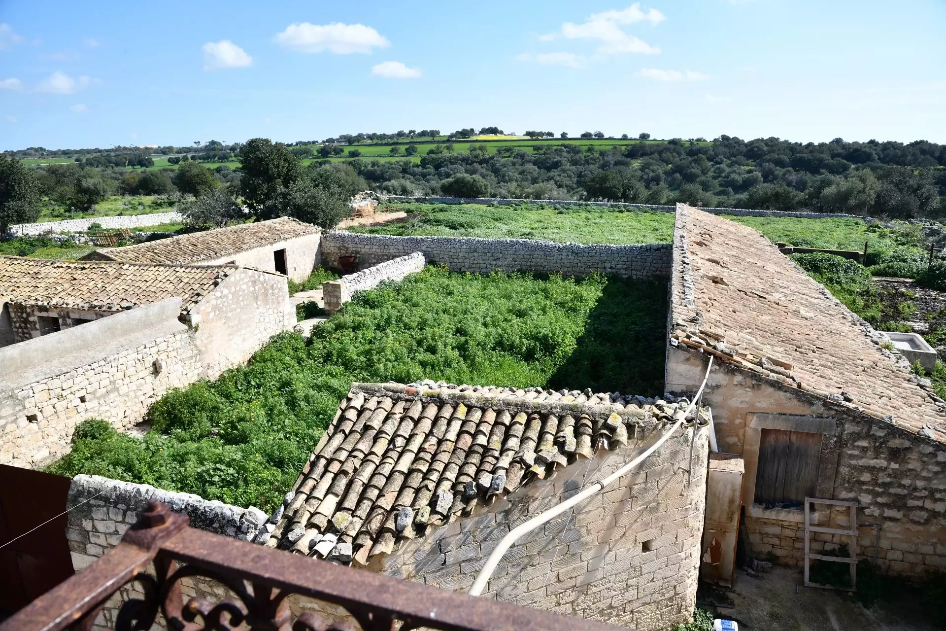 Historic Sicilian Estate for Sale Near Modica – Villa, Farm Buildings, and 45 Hectares