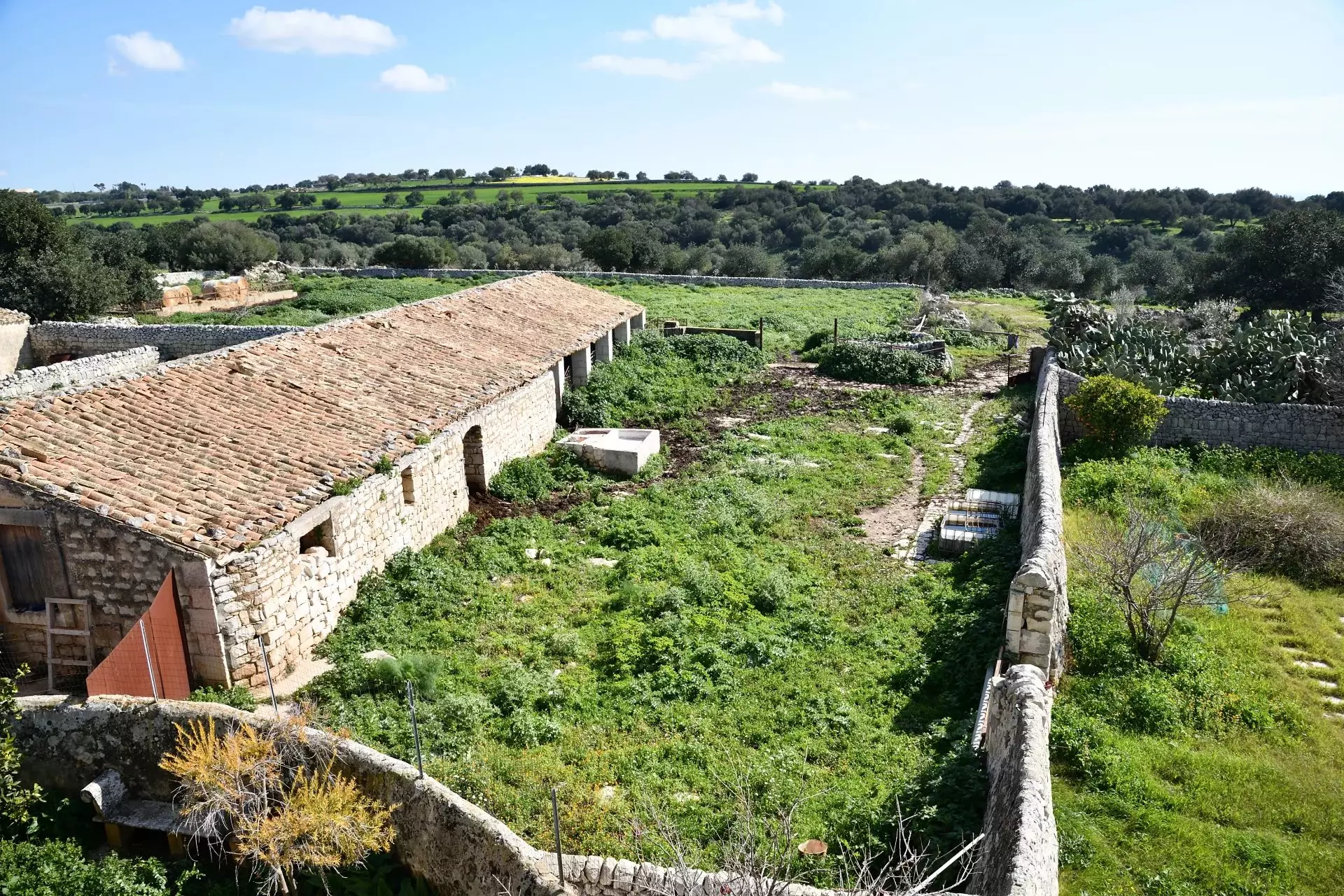 Historic Sicilian Estate for Sale Near Modica – Villa, Farm Buildings, and 45 Hectares