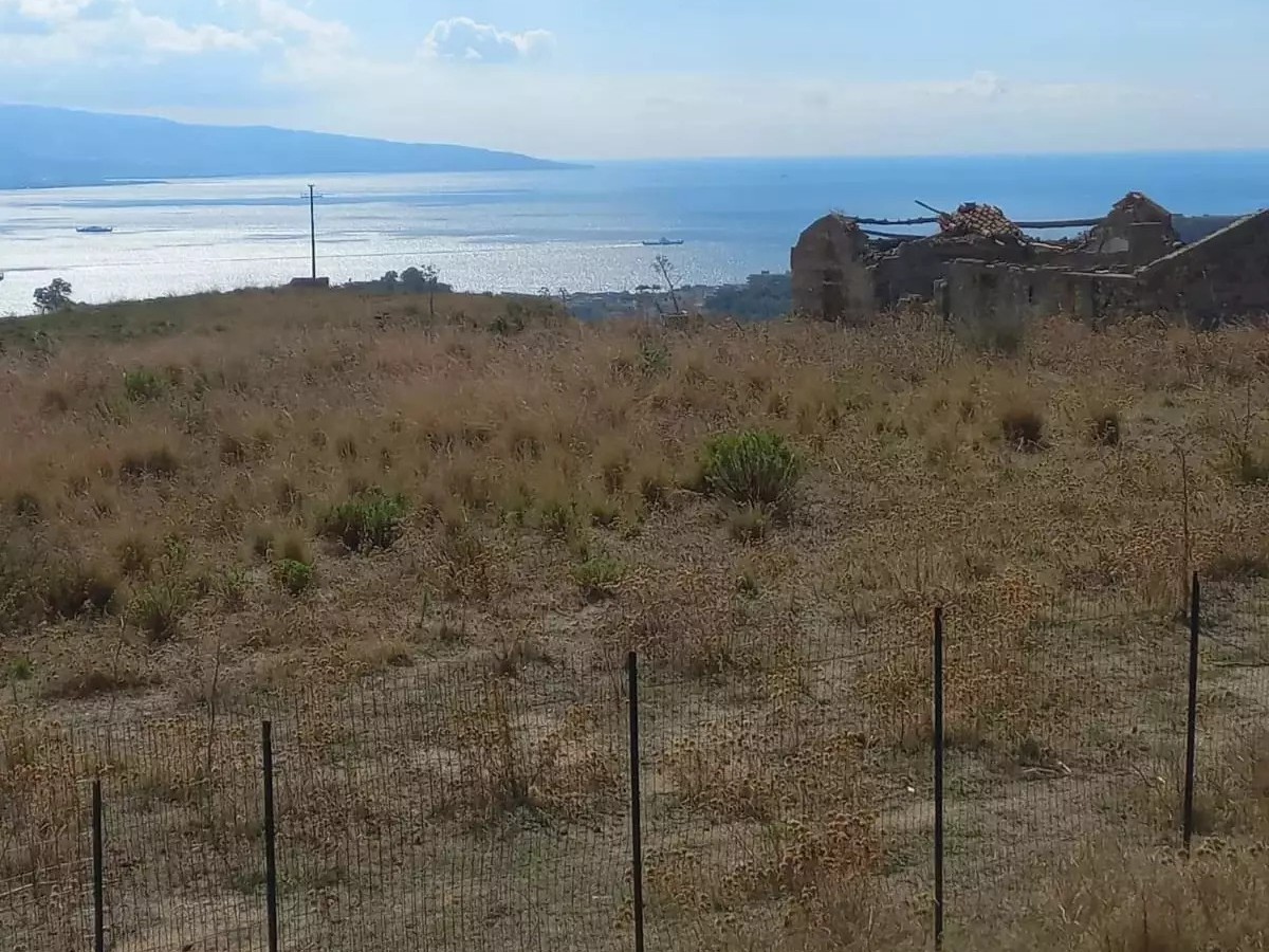 Panoramic Villa for Sale in Messina – 650 sq m with Extensive Grounds